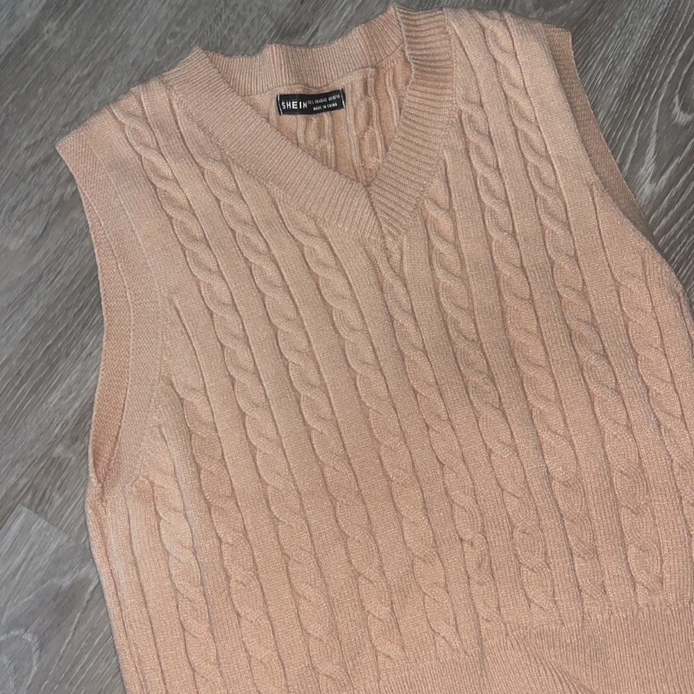 Light pink Cable Knit cropped Vest